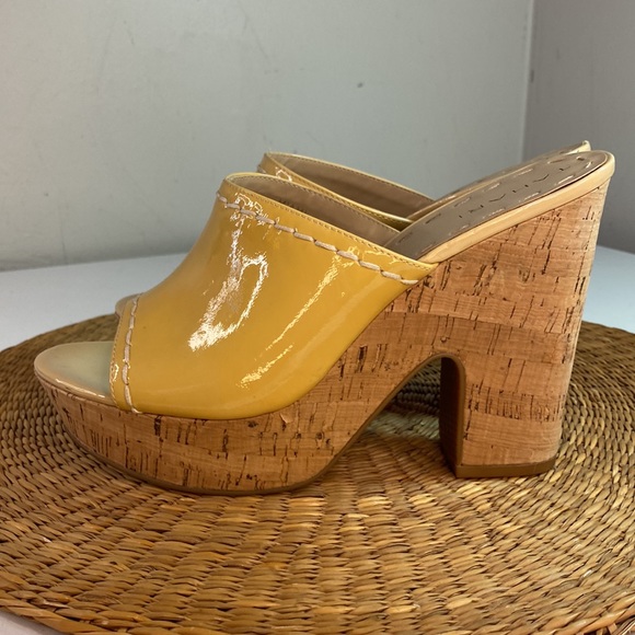Tahari Miami Beige Yellow Patent Leather Cork 8.5 M Slip On Mules Platform - Picture 3 of 11